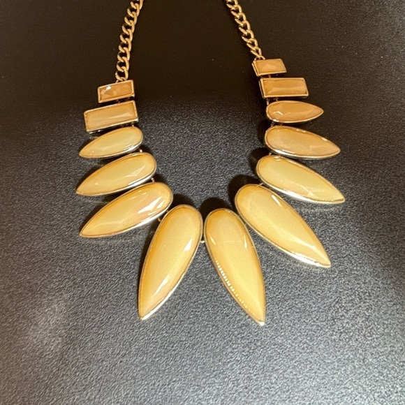 Jewelry - Elegant yellow bold statement Necklace